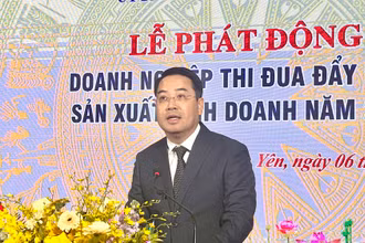 Chủ tịch Ủy ban nhân dân tỉnh Nguyễn Tuấn Anh phát động thi đua khối các doanh nghiệp tỉnh. (Ảnh: THANH SƠN)