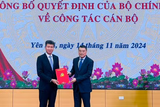 Đồng chí Trưởng Ban Tổ chức Trung ương trao quyết định chuẩn y Bí thư Tỉnh ủy Yên Bái. (Ảnh: THANH SƠN)
