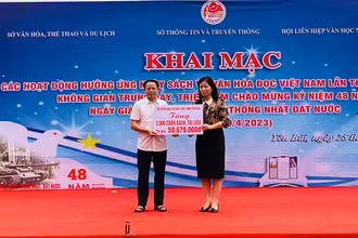 Lãnh đạo Sở Giáo dục và Đào tạo tỉnh trao tặng 2.000 cuốn sách, tài liệu cho Hội Khuyến học tỉnh.