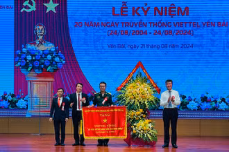 Chủ tịch Ủy ban nhân dân tỉnh Trần Huy Tuấn trao cờ thêu cho đơn vị. (Ảnh: THANH SƠN)