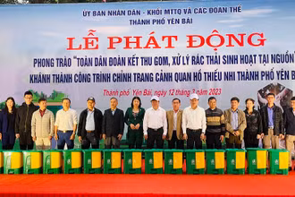 Lãnh đạo Mặt trận Tổ quốc Việt Nam tỉnh Yên Bái và thành phố Yên Bái trao thùng đựng rác cho các hộ dân.