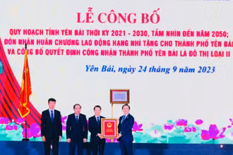 Trao các quyết định của Chính phủ đối với tỉnh Yên Bái.