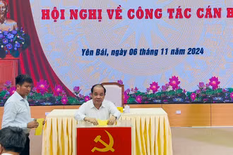 Các đại biểu bỏ phiếu bầu chức danh Bí thư Tỉnh ủy Yên Bái, nhiệm kỳ 2020-2025. (Ảnh: THANH SƠN)