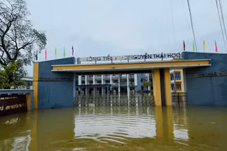 Trường tiểu học Nguyễn Thái Học bị ngập sâu trong nước, nay đã trở lại hoạt động bình thường. (Ảnh: THANH SƠN)