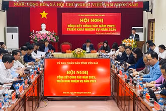 Chủ tịch Ủy ban nhân dân tỉnh Trần Huy Tuấn phát biểu chỉ đạo hội nghị. (Ảnh THANH SƠN).