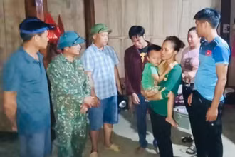 Lãnh đạo xã Phong Dụ Hạ đến động viên gia đình nạn nhân bị nước lũ cuốn trôi.