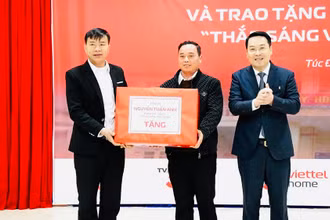 Chủ tịch Ủy ban nhân dân tỉnh Nguyễn Tuấn Anh tặng quà nhân dân xã Túc Đán. (Ảnh: THANH SƠN)