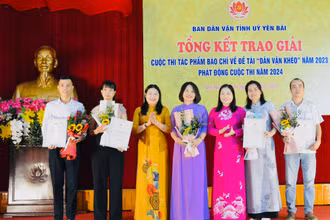Các tác giả đạt giải tại cuộc thi.