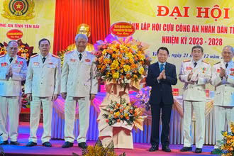 Bí thư Tỉnh ủy Yên Bái Đỗ Đức Duy tặng hoa chúc mừng đại hội. (Ảnh: THANH SƠN)