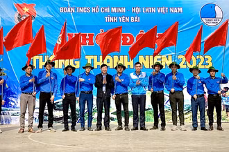 Trao cờ cho các đội thanh niên tình nguyện tại huyện Văn Yên, tỉnh Yên Bái.