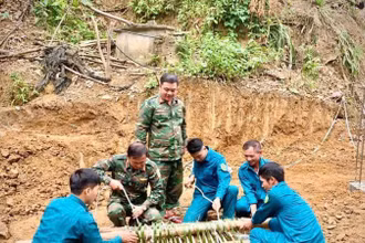 Lực lượng quân sự tiến hành gói buộc, bảo đảm khâu vận chuyển bom an toàn. (Ảnh: THANH SƠN)