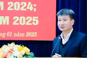 Bí thư Tỉnh ủy Trần Huy Tuấn phát biểu tại hội nghị. (Ảnh: THANH SƠN)