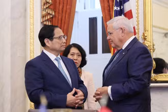 Thủ tướng Phạm Minh Chính gặp Chủ tịch Ủy ban Đối ngoại Thượng viện Hoa Kỳ. (Ảnh: Dương Giang)