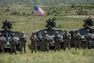 Binh sỹ Mỹ tham gia cuộc huấn luyện của NATO tại Negotino, Bắc Macedonia. (Ảnh: AFP/TTXVN)