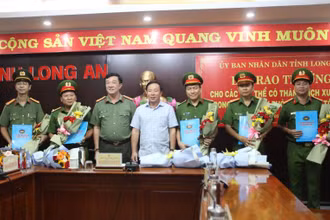 Chủ tịch Ủy ban nhân dân tỉnh Long An Nguyễn Văn Út và Giám đốc Công an tỉnh Long An Lâm Minh Hồng trao thưởng cho lực lượng phá án nhanh. 