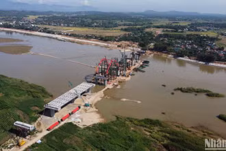 Sau gần 10 tháng khởi công, đến nay, hình hài của cầu Trà Khúc 3 đã dần hiện rõ giữa dòng sông Trà. 