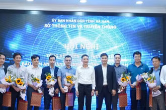 Lãnh đạo Sở Thông tin và Truyền thông tỉnh Hà Nam tặng hoa chúc mừng các thành viên tham dự Diễn tập thực chiến bảo đảm an toàn thông tin tỉnh Hà Nam năm 2023.