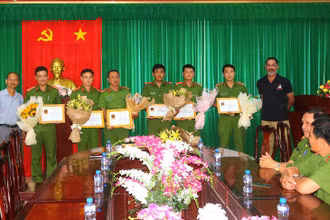 Đại diện Tổ chức cứu hộ động vật Soi Dog Foundation trao giấy khen cho Phòng Cảnh sát môi trường, Công an tỉnh Đồng Tháp.