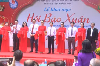 Cắt băng khai mạc Hội Báo Xuân Khánh Hòa Quý Mão năm 2023. (Ảnh: NGỌC HÒA)