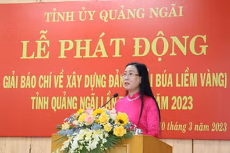 Bí thư Tỉnh ủy Quảng Ngãi Bùi Thị Quỳnh Vân phát biểu tại lễ phát động Giải Búa liềm vàng tỉnh Quảng Ngãi lần thứ nhất-năm 2023. 