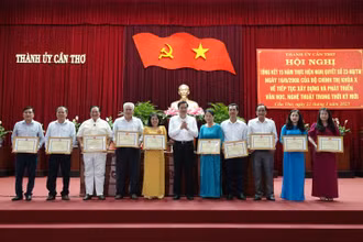 Lãnh đạo thành phố Cần Thơ tặng Bằng khen cho 10 tập thể có thành tích xuất sắc trong thực hiện Nghị quyết số 23-NQ/TW.