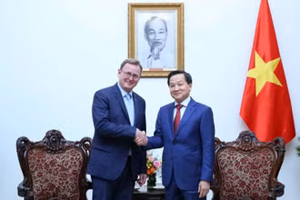 Phó Thủ tướng Lê Minh Khái tiếp ngài Bodo Ramelow, Thủ hiến Bang Thuringia, Cộng hòa Liên bang Đức. (Ảnh: VGP)