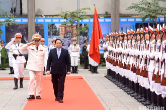 Thủ tướng Phạm Minh Chính duyệt đội, danh dự.