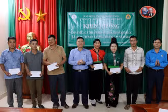 Lãnh đạo Công ty Cổ phần Cao su Điện Biên, trao thưởng các công nhân đạt thành tích thi đua xuất sắc trong tháng 9.