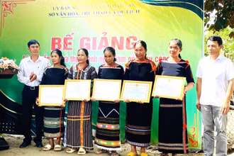 Ban Tổ chức lớp học tặng giấy khen cho các học viên xuất sắc.