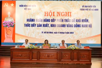 Lãnh đạo Thành ủy Thành phố Hồ Chí Minh cùng Ngân hàng Nhà nước Việt Nam đồng chủ trì hội nghị. (Ảnh: Ngân hàng Nhà nước Việt Nam)