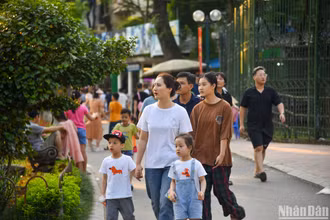 Du khách thăm quan Công viên Thủ Lệ.