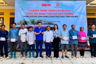 Báo Tuổi trẻ và Tỉnh đoàn Yên Bái trao sổ tiết kiệm cho người dân vùng lũ Mù Cang Chải.