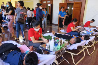 Đông đảo người dân tỉnh Kon Tum tham gia Ngày toàn dân hiến máu tình nguyện.