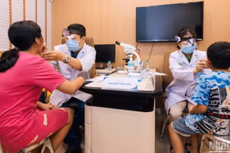 Các trẻ mồ côi cha, mẹ trong đại dịch được các bác sĩ thăm, khám sức khỏe. 
