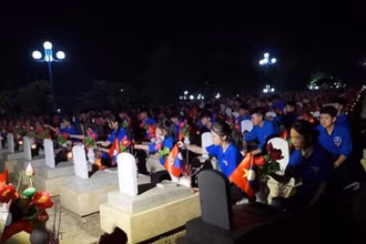 Các đoàn viên, thanh niên huyện Anh Sơn thắp nến cho gần 11 nghìn ngôi mộ tại Nghĩa trang Liệt sĩ quốc tế Việt-Lào.