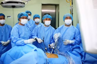 Kíp phẫu thuật Bệnh viện Trung ương Huế thực hiện phẫu thuật cắt trực tràng cho bệnh nhân ung thư. (Ảnh: BVH)