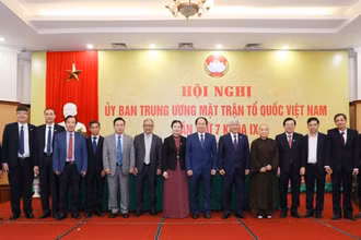 Ban Thường trực Ủy ban Trung ương Mặt trận Tổ quốc Việt Nam chụp ảnh lưu niệm cùng Ủy viên Ủy ban Trung ương Mặt trận Tổ quốc Việt Nam là người Việt Nam ở nước ngoài.