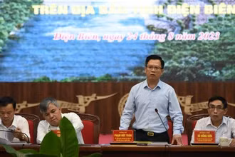 Đồng chí Phạm Đức Toàn, Phó Chủ tịch Thường trực Ủy ban nhân dân tỉnh Điện Biên, phát biểu chỉ đạo tại buổi gặp mặt nhà đầu tư. 