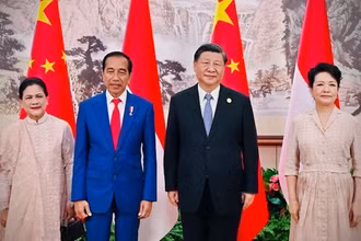 Tổng thống Indonesia Joko Widodo và Phu nhân chụp ảnh chung cùng Chủ tịch Trung Quốc Tập Cận Bình và Phu nhân. (Nguồn: Phủ Tổng thống Indonesia)