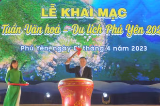 Phó Chủ tịch Ủy ban nhân dân tỉnh Phú Yên Đào Mỹ đánh trống khai mạc Tuần Văn hóa-Du lịch Phú Yên năm 2023.