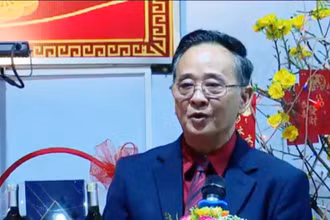 Ông Châu Văn Chi chúc Tết bà con cộng đồng. (Ảnh: Sơn Xinh)