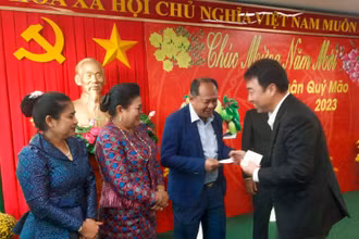 Lãnh đạo 2 tỉnh Vĩnh Long và Banteay Meanchey chúc mừng và tặng quà nhân dịp năm mới. (Ảnh: BÁ DŨNG) 