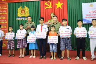 Đại diện lãnh đạo Công an Cần Thơ trao học bổng cho các em. 