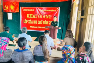 Lễ khai giảng lớp xóa mù chữ tại bản Sam Quảng, xã Mường Lèo, huyện Sốp, tỉnh Sơn La.