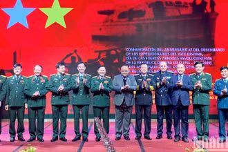 Các đại biểu chụp ảnh lưu niệm tại sự kiện.
