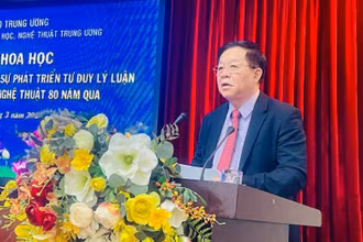 Bí thư Trung ương Đảng, Trưởng Ban Tuyên giáo Trung ương Nguyễn Trọng Nghĩa phát biểu chỉ đạo tại tọa đàm. (Ảnh: TRANG ANH)