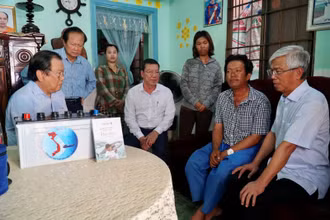 Lãnh đạo Ủy ban nhân dân thành phố và Ban Biên tập Báo Pháp luật Thành phố Hồ Chí Minh tặng quà cho gia đình một ngư dân huyện Cần Giờ. 