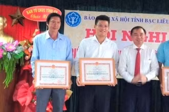 Đại diện lãnh đạo Ủy ban nhân dân tỉnh Bạc Liêu trao bằng khen tặng các đơn vị có nhiều thành tích trong công tác bảo hiểm xã hội. 