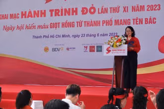 Bà Bùi Thị Hòa, Chủ tịch Trung ương Hội Chữ Thập đỏ Việt Nam, phát biểu tại lễ khai mạc.