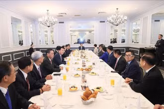 Thủ tướng Phạm Minh Chính ăn sáng và làm việc với một số doanh nghiệp Việt kiều tiêu biểu tại San Francisco, Hoa Kỳ. (Ảnh: Dương Giang/TTXVN)